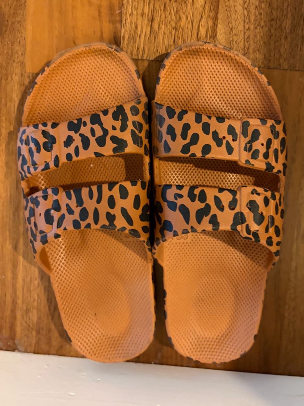 Freedom Moses kids slides in leo toffee size 32/33 (1y-2y).